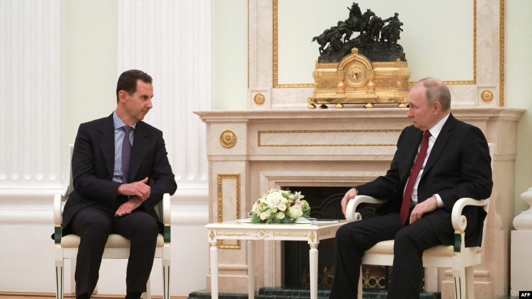 Președintele Rusiei, Vladimir Putin (dreapta), se întâlnește cu omologul său sirian, Bashar al-Assad, la Kremlin, în Moscova, pe 15 martie 2023.