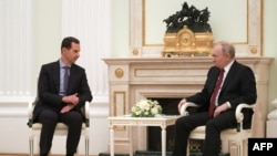 Președintele Rusiei, Vladimir Putin (dreapta), se întâlnește cu omologul său sirian, Bashar al-Assad, la Kremlin, în Moscova, pe 15 martie 2023.