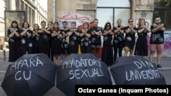 Eveniment de solidarizare cu victimele hărțuirii sexuale, organizat de Comunitatea Declic, în Bucuresti, pe 2 august 2024.