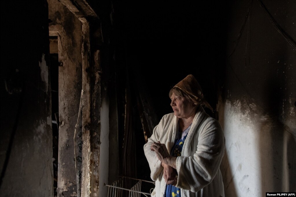 Natalya, la cui anziana madre è stata uccisa durante un attacco russo notturno, si trova nell'appartamento danneggiato dove vivevano entrambi il 30 ottobre.