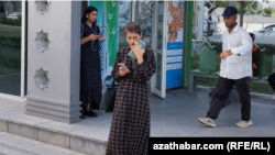 Türkmenistanlylar mobil aragatnaşygynyň hilinden häli-şindi şikaýat edýärler. Türkmenistan (illýustrasiýa suraty).