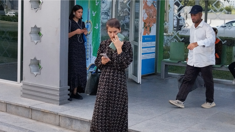 Türkmenistanlylar mobil telefonynyň nomerini çalyşmakda, hasabyny ýapmakda kynçylyk çekýär