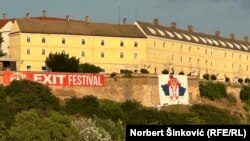 Mapa Kosova postavljena je i uoči početka festivala pa je uklonjena. Ipak trećeg dana Egzita ponovo se našla na zidinama Petrovaradinske tvrđave u subotu, 8. jula, trećeg dana muzičkog festivala