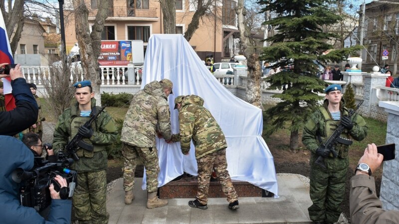 Росгвардия и наемники: кому посвящают Z-памятники в Крыму (ФОТО)