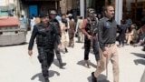 په کورمه کې یو پولیس چارواکی او سرتېري د لټون عملیاتو لپاره روان دي - انځور له ارشیفه. 