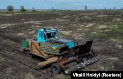 A távirányítású aknamentesítő gép, amelyet Olekszandr Krivcov helyi gazda alkotott meg, Hrakove falu közelében, a Harkivi területen