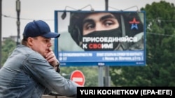 Rusia este împânzită de afișe care-i cheamă pe bărbați la armată. Dar tinerii ruși votează, când pot, cu picioarele: fug din țară. (Foto: Yuri Kochetkov, EPA-EFE)