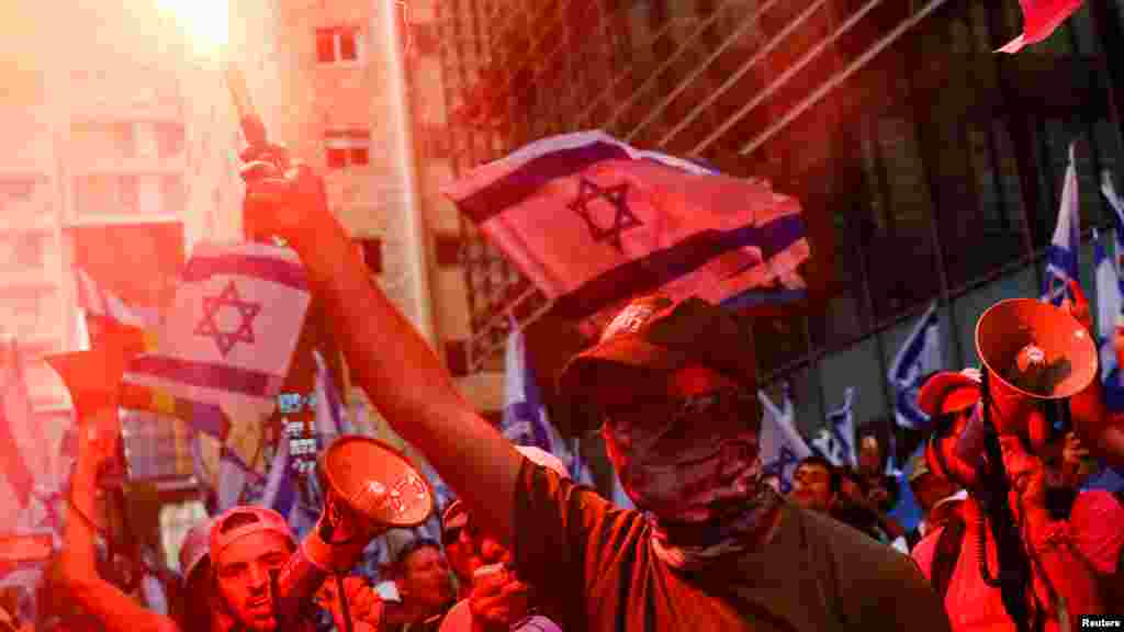 Tüntetők tízezrei gyűltek össze Tel-Aviv központjában a Benjámin Netanjáhú miniszterelnök vitatott igazságügyi reformterve ellen szervezett egész napos országos tüntetések során