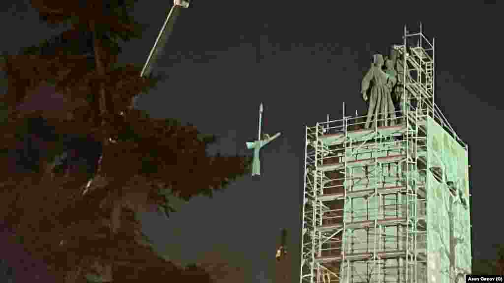The topmost portion being removed from the central column on December 13. Some Bulgarians point to well-tended Soviet memorials in Vienna, Bratislava, and Berlin and question why the Sofia monument needs removal.