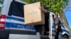 Policajci unose kutije u zgradu policije u Mainzu, 3. maja, nakon što je njemačka policija uhapsila desetke ljudi širom zemlje u istrazi italijanske organizirane kriminalne grupe Ndranghet".