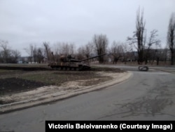 Знищений танк поблизу дому Вікторії у перші дні повномасштабного вторгнення