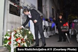 Ministar za ljudska i manjinska prava Tomislav Žigmanov polaže cveće na mestu ubistva Dušana Jovanovića, 18. oktobar 2023.
