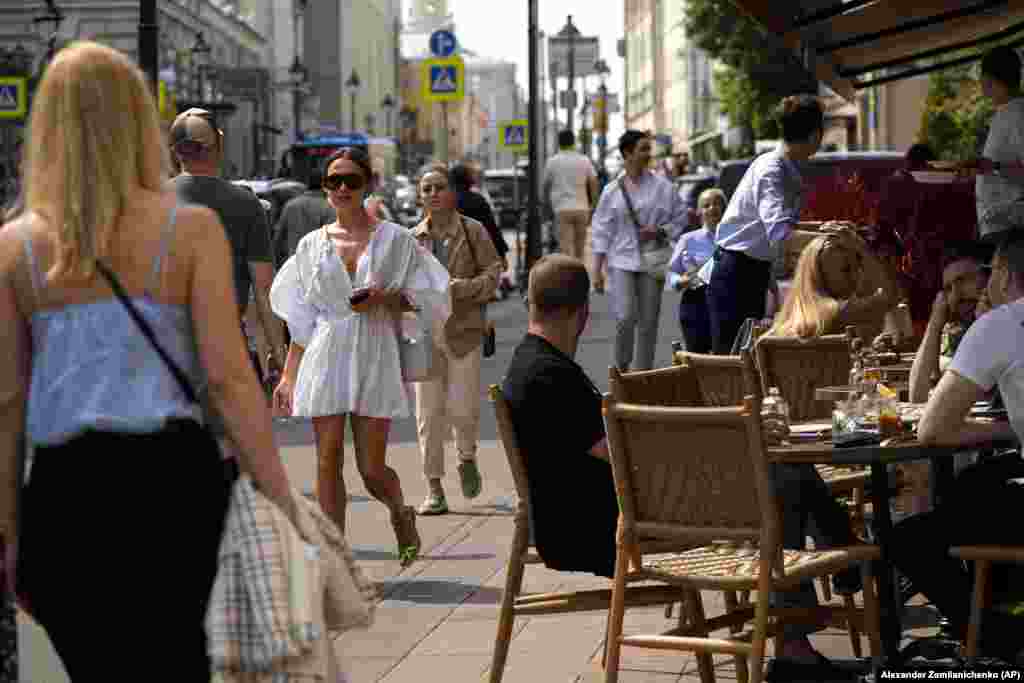 Muscovites enjoying summer weather on June 25.&nbsp;