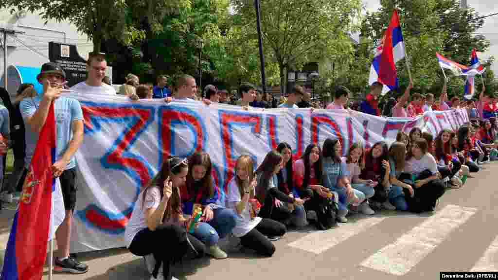 Đaci su se u ponedeljak okupili ispred zgrade opštine gde protestuju lokalni Srbi.