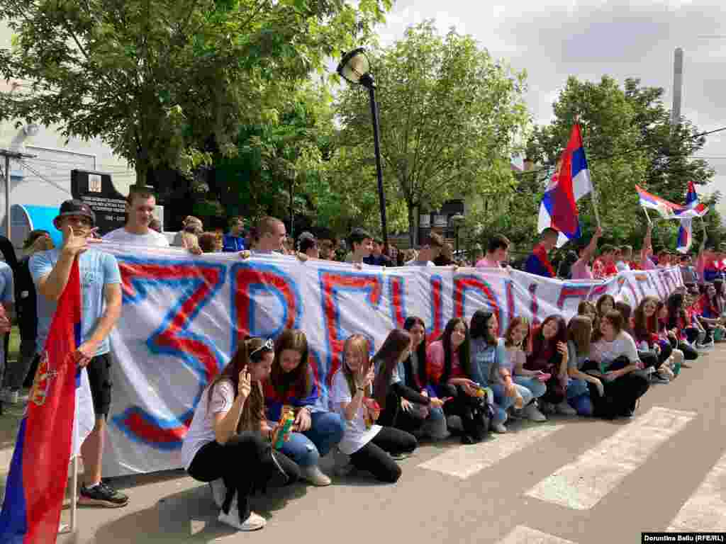 Nxënësit mbledhur të hënën para ndërtesës komunale ku po protestojnë serbët lokalë.