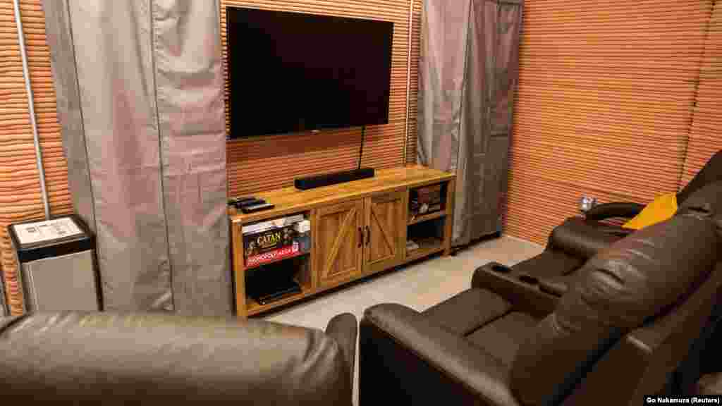 "Osim izolacije, zatvorenost u istom prostoru i sama udaljenost su stvari koje stavljaju na test sposobnost da se složite - u malom staništu sa, znate, još tri osobe koje mogu da vas podnesu tokom vremena", rekla je Bel. Na slici soba za odmor i rekreaciju