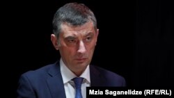 ყოფილი პრემიერ-მინისტრი გიორგი გახარია საქართველოდან 2025 წლის გაზაფხულზე წავიდა - პარლამენტმა მისი პარტიის წევრებს სადეპუტატო მანდატები 2025 წლის ივლისში გაუუქმა.