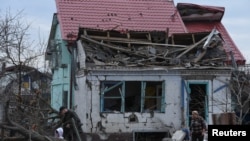 Місцеві жителі біля свого будинку, пошкодженого під час російського удару у місті Кам’янське Дніпропетровської області, Україна, 29 березня 2024 року. Фото ілюстративне