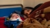  تصویر آرشیف: یکی از زنان که تازه وضع حمل کرده و در یکی از شفاخانه ها بستر است. 