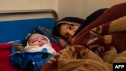  تصویر آرشیف: یکی از زنان که تازه وضع حمل کرده و در یکی از شفاخانه ها بستر است. 