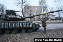 Украинский танк Т-64, захваченный российскими военными при взятии Авдеевки, 17 февраля 2024 года