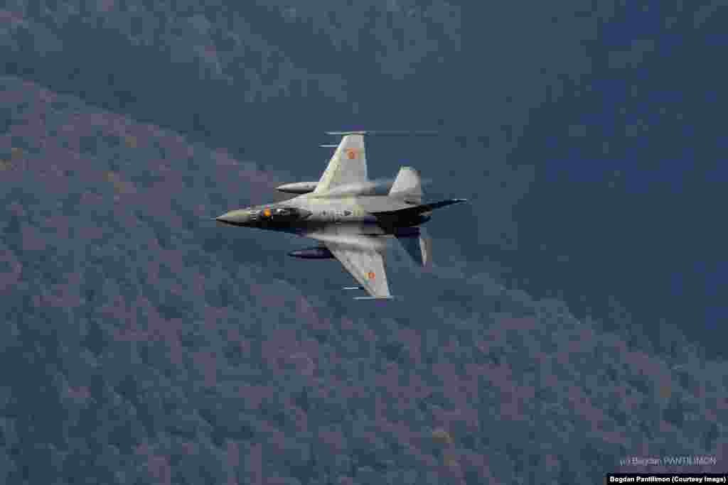 Un avion de luptă F-16 Fighting Falcon văzut de pe Vârful Caraiman. Deocamdată nu se știe dacă &bdquo;Spotter day&rdquo;, organizat de Statul Major al Forţelor Aeriene, va fi repetat și anul viitor.