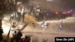 ისრაელის პოლიციამ წყლის ჭავლით დაშალა საპროტესტო აქცია თელ-ავივის ცენტრალურ ავტომაგისტრალთან. 2023 წლის 27 მარტი