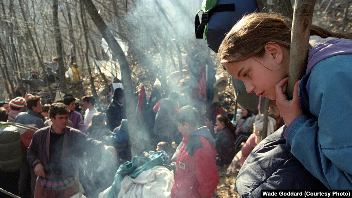 Shqiptarë të Kosovës duke kërkuar strehim në një pyll, nga frika e më shumë sulmeve nga forcat serbe, më 1 mars 1999.