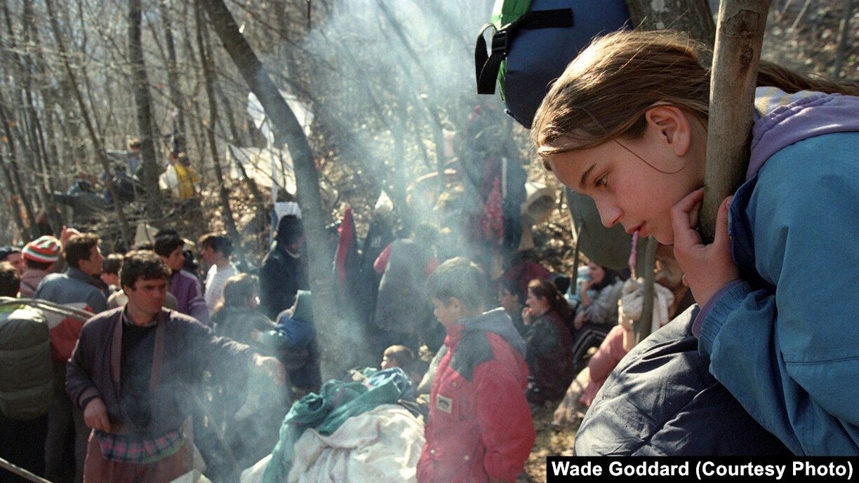 Shqiptarë të Kosovës duke kërkuar strehim në një pyll, nga frika e më shumë sulmeve nga forcat serbe, më 1 mars 1999.