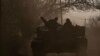 Украинските војници со тенкови Т64 се движат кон правецот Бахмут, во регионот на Доњецката област, на 20 март 2023 година. 