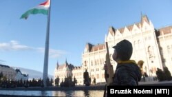 Kisfiú játék puskával a Kossuth téren az aradi vértanúk emléknapján, 2019. október 6-án