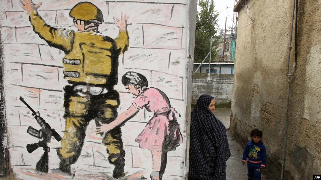 Mulți israelieni au construit colonii în Cisiordania, pe dealuri sau chiar fix deaspura caselor palestinienilor. UE vrea sa-i sancționeze pe aceia dintre ei care au atacat violent palestinienii în ultimele luni.