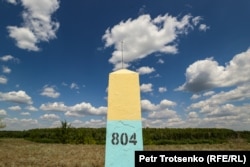 Пограничный столб в селе Облавка. Западно-Казахстанская область, 4 августа 2023 года