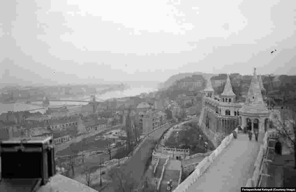 The red star seen (center right) on the wall of the Fisherman&rsquo;s Bastion in 1954. The red star has also been said variously to represent the five fingers of a worker&#39;s hand and the five continents of the world to which Lenin&rsquo;s Bolsheviks hoped to spread the &ldquo;revolutionary fires&rdquo; of communist rule. &nbsp;