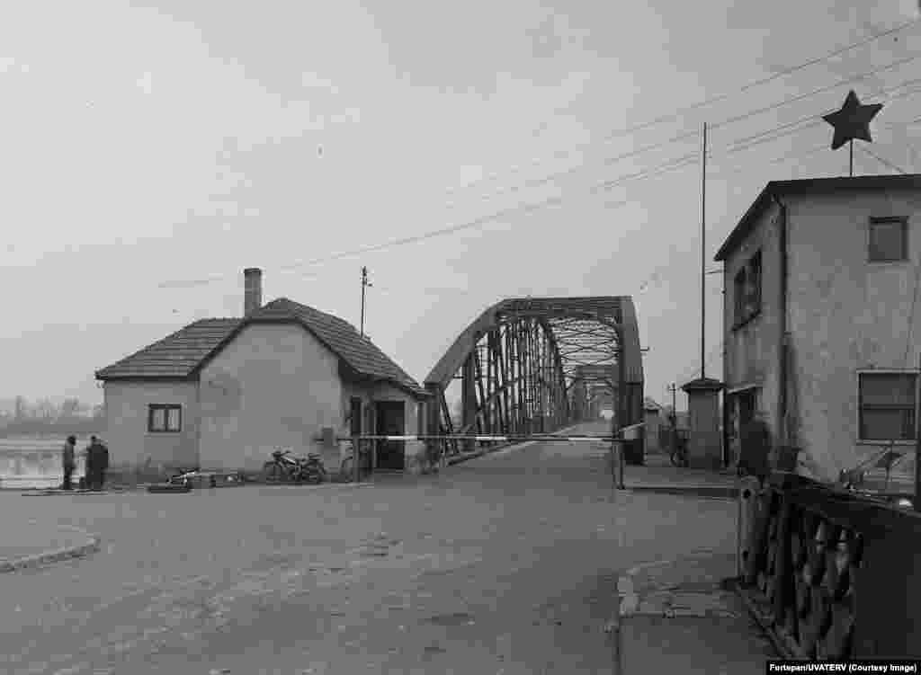 Znamenitosti širom Mađarske, kao što je ovaj granični prelaz u Komaromu, fotografisan 1950-ih, takođe su bili opremljeni zvezdom. Ali mnogi su nestali posle 1956. godine. &nbsp;