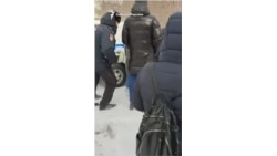 Задержание Дарьи Горбылевой у мемориала Навальному в Новосибирске.mp4