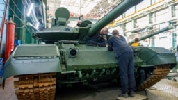 Подготовка танка T-90M "Прорыв" к параду 9 мая 2020 года в Москве