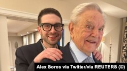 George Soros sa sinom Alexanderom u Minhenu, na fotografiji koju su objavili na društvenim mrežama, februar 2023.