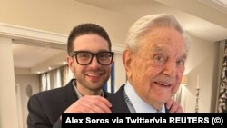 Miliardarul George Soros și fiul său Alexander la München, Germania. Poză publicată pe o rețea de socializare pe 16 februarie 2023. 