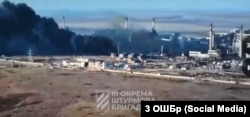 На Авдіївському коксохімі 16 лютого горить мазут, який, як повідомила 3 ОШБр, був підпалений обстрілом фосфорними боєприпасами