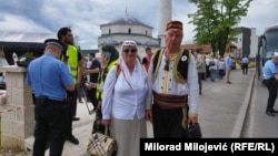 Stariji bračni par je na otvaranje džamije Arnaudija u Banjaluci stigao u tradicionalnoj narodnoj nošnji, 7. maja 2024.