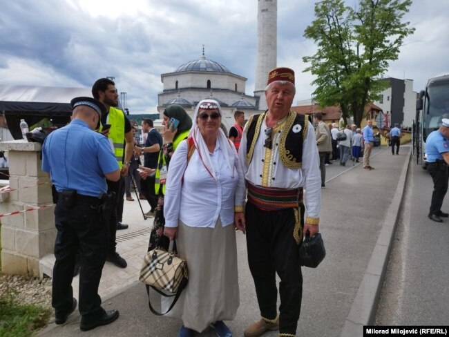 Stariji bračni par je na otvaranje džamije Arnaudija u Banjaluci stigao u tradicionalnoj narodnoj nošnji.