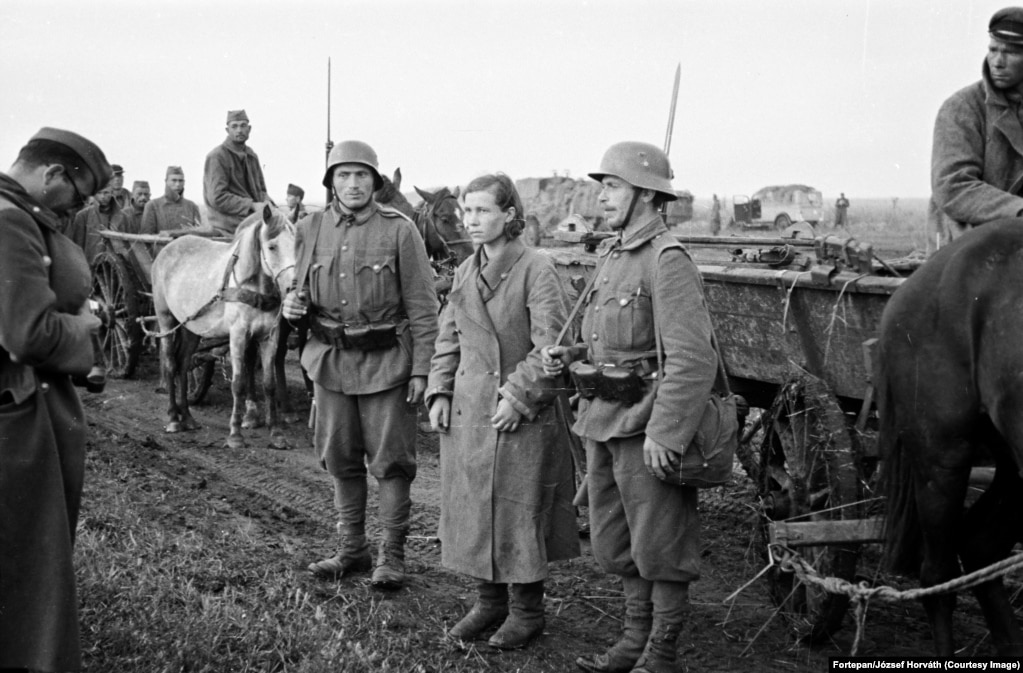Një grua e re, partizane, siç duket pas kapjes së saj nga trupat pushtuese në një vend të paspecifikuar në Ukrainën e sotme në vitin 1941.