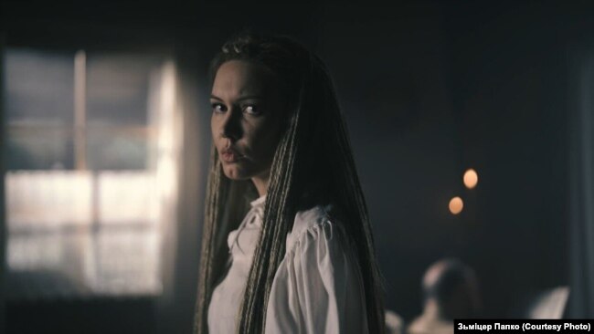 L'attrice Valyantina Hartsuyeva nella clip "Non per sempre".