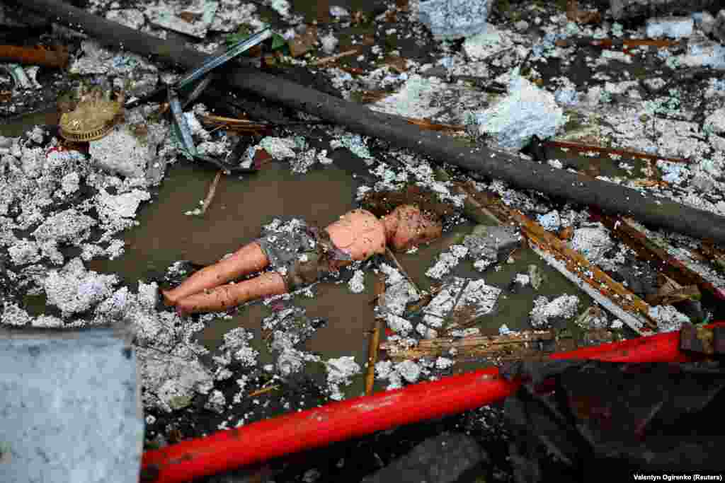 Кукла сред отломките на разрушен от руските атаки жилищен район в Киев.