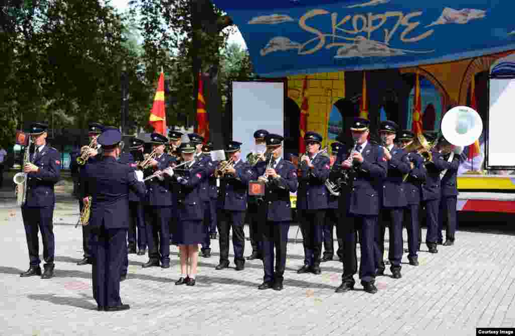 На локацијата &bdquo;Школка&ldquo; во Градскиот парк се одржа културно-уметничка програма, во рамки на која учествуваше Воениот оркестар на Армијата на Северна Македонија, како и културно-уметнички друштва. (фото МИА)