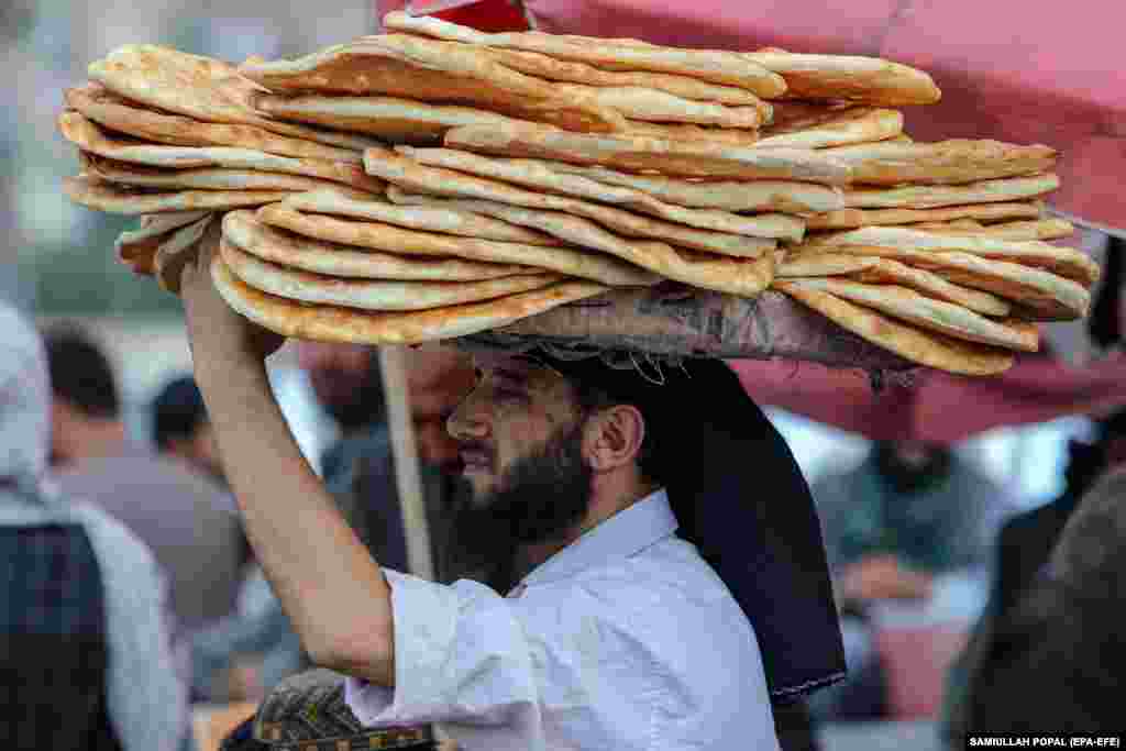 Një tregtar duke shitur bukë në një rrugë në kryeqytetin afgan, Kabul.