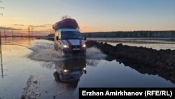 Машина спасателей едет в затопленный район. Северо-Казахстанская область. 15 апреля 2024 года