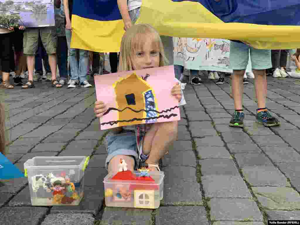  До акції долучилося багато дітей, які принесли свої іграшки для інсталяції, а також скандували &laquo;Слава Україні!&raquo; &nbsp; 