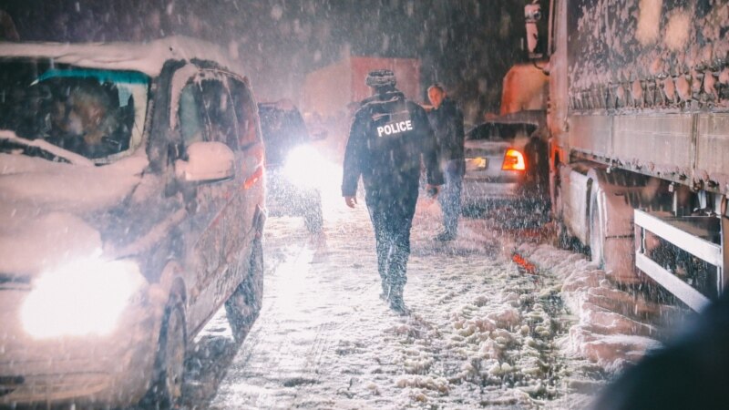 Грузия: снегопад вызвал транспортный коллапс на Рикотском перевале
